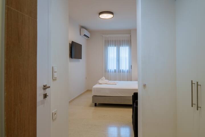 Acogedor dormitorio con cama doble y luz natural