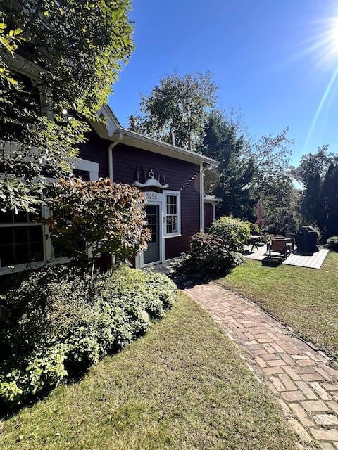 Entire Beach-Town Cottage, Barn Charm, near Boston