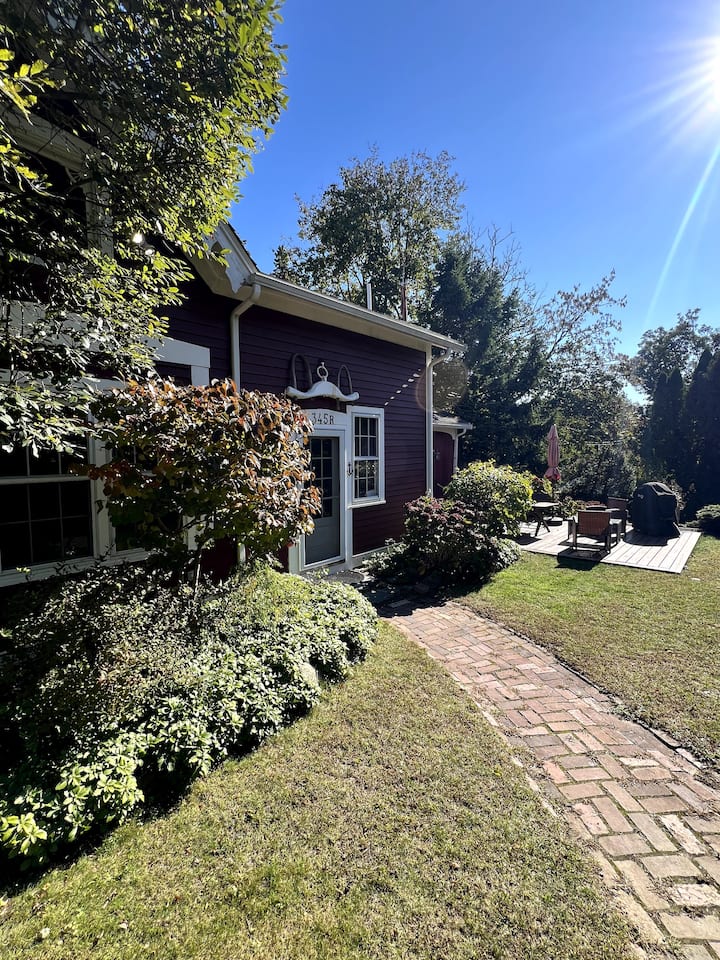 Entire Beach-town Cottage, Barn Charm, Near Boston - Lynn, MA