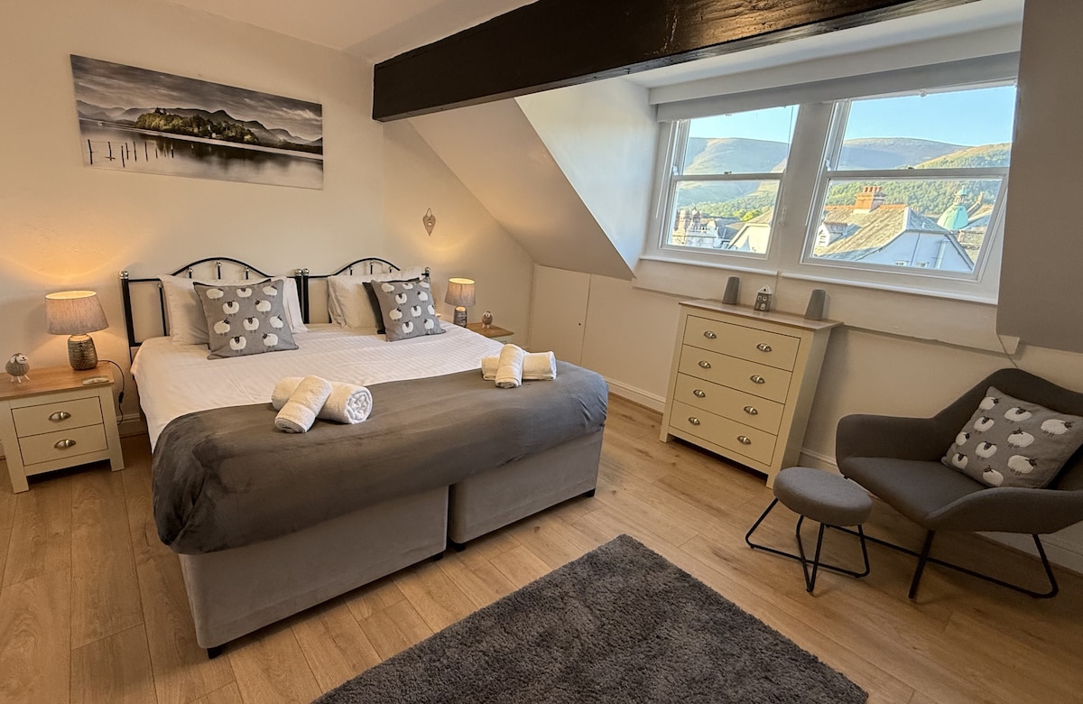 Bedroom 3 - Spacious top floor bedroom with amazing view of Skiddaw and Latrigg Fell. A Super king sized bed with comfy mattresses that can be separated into two singles with bedside cabinets, a double wardrobe and drawers.