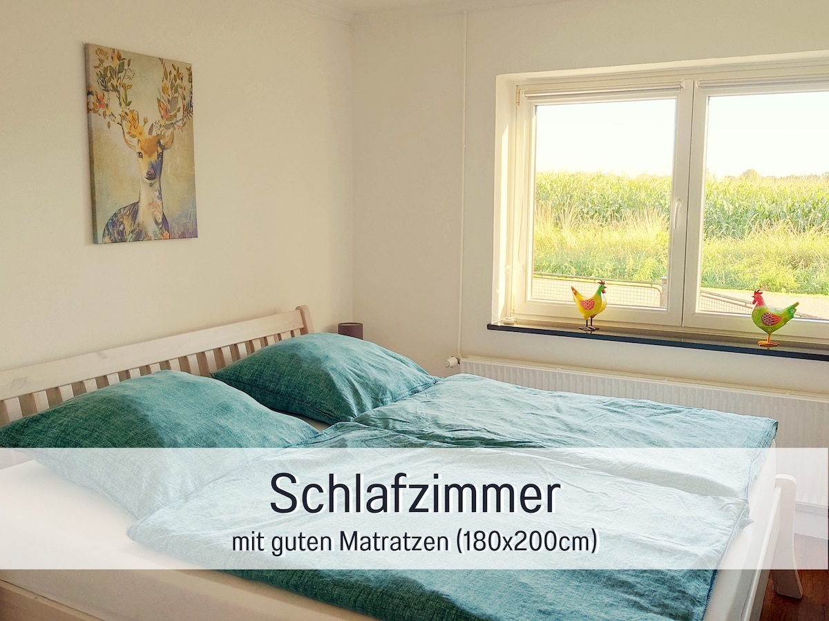 lugnt sovrum med stor dubbelsäng och bra madrasser (180x200 cm)