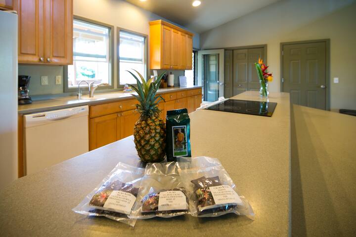 Unique Real Hawaiian Plantation Kona 8 Bed/8 bath gallery image 5