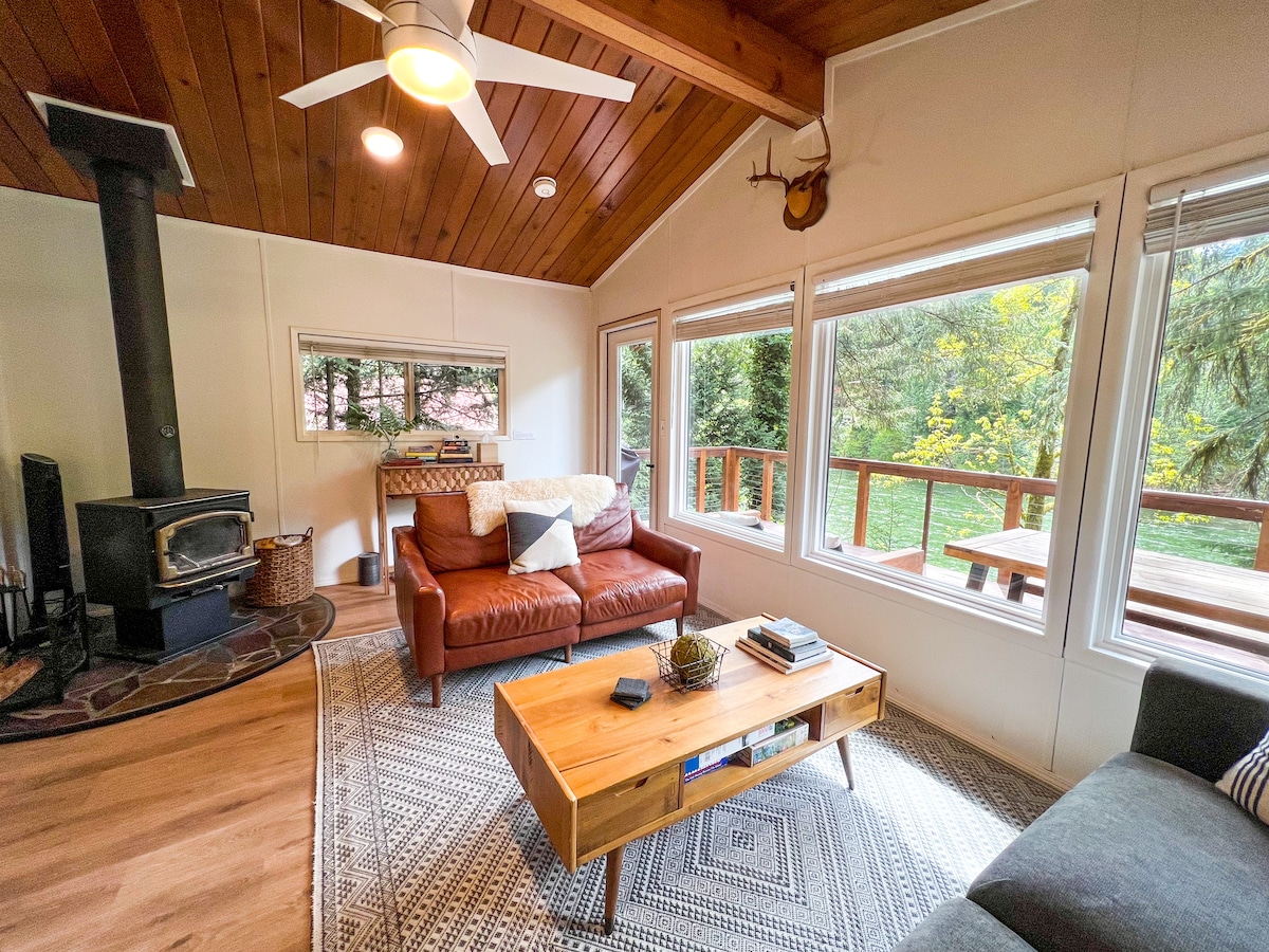 Оригиналната печка на дърва създава настроение в уютната всекидневна с невероятна гледка към река Скайкомиш. Чисто нови подови настилки, нови и увеличени прозорци и нови парапети увеличават максимално изживяването в тази епична обстановка.