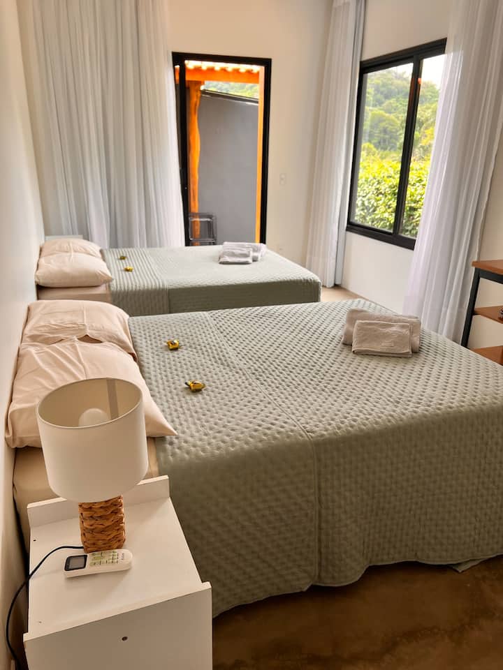 Suite con 2 camas dobles y baño privado.