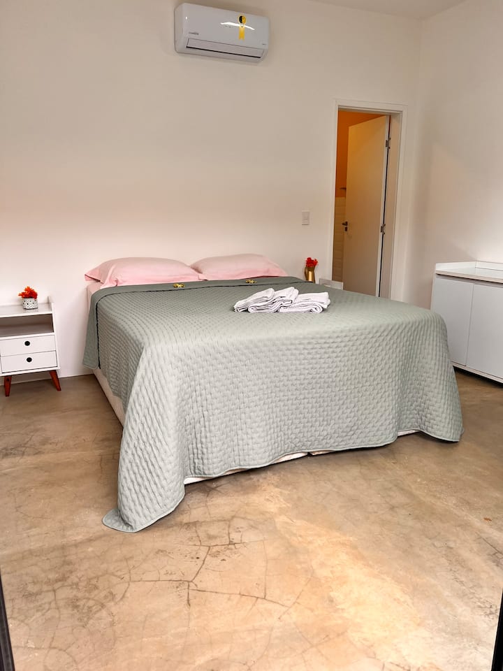 Loft 2: suite con una cama tamaño queen y una cuna plegable con baño privado.