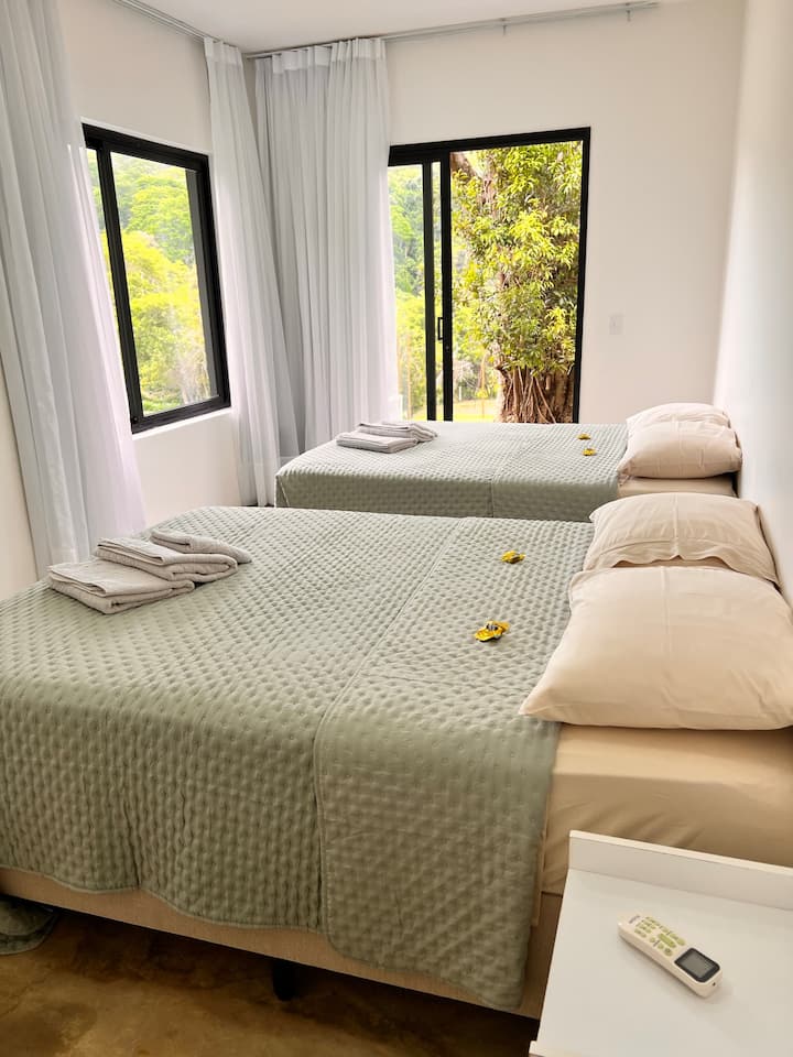 Suite con 2 camas dobles y baño privado.