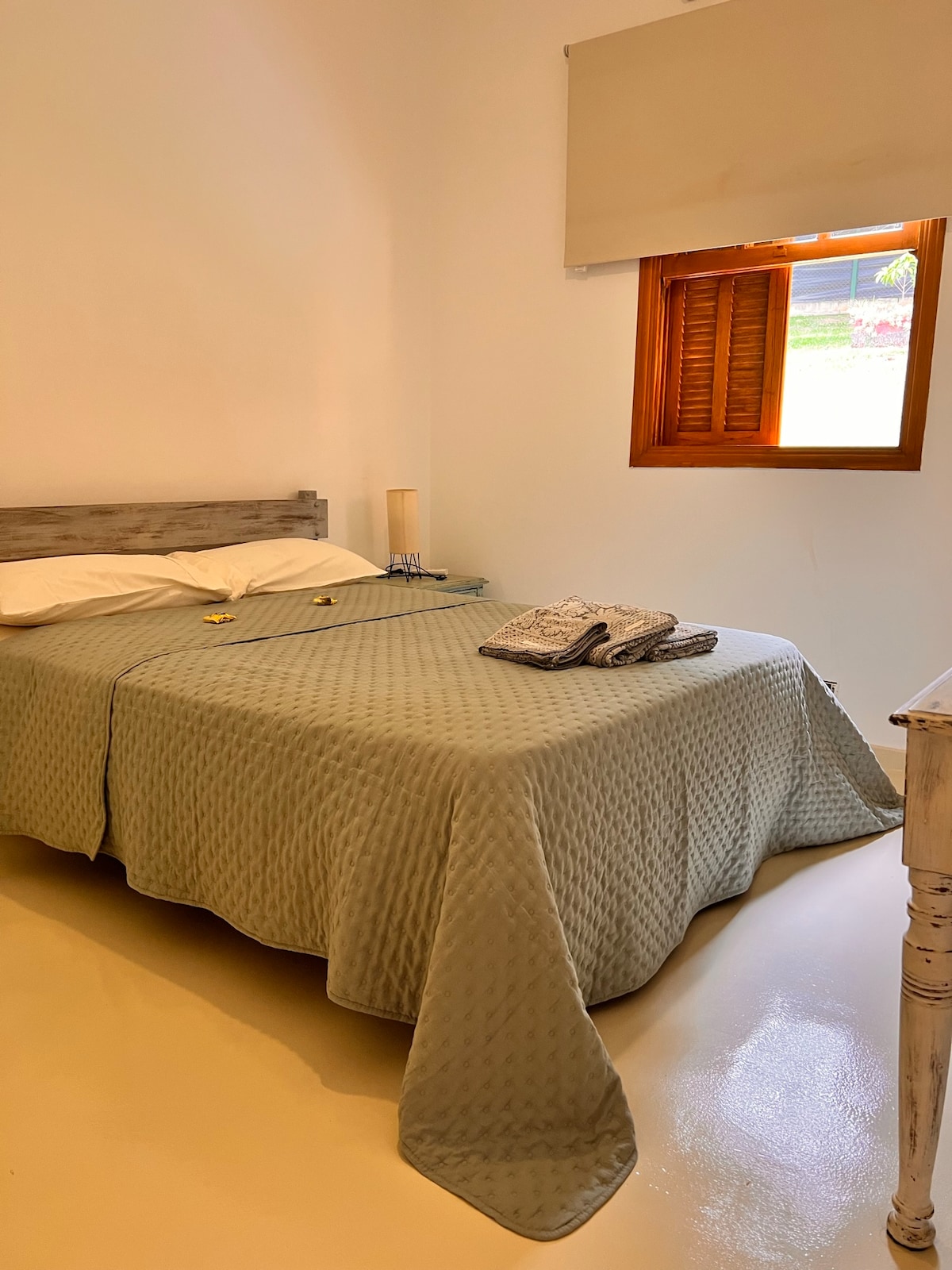 Spálňa 2 - Manželská posteľ so spoločnou kúpeľňou (Headquarters House)