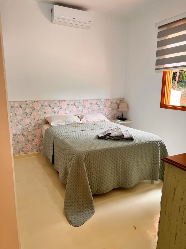 Suite 01: cama matrimonial y baño privado.