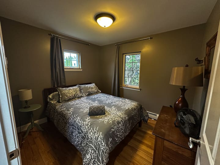 ห้องนอนที่อบอุ่นบนชั้นหลัก  ตู้เสื้อผ้าสำหรับเก็บของห้องน้ำข้างบ้าน