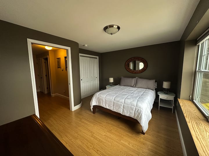 ห้องนอนขนาดใหญ่ที่ชั้นล่างมีตู้เสื้อผ้า/ตู้เสื้อผ้ากว้างขวางและวิวริมทะเลสาบที่น่าทึ่ง