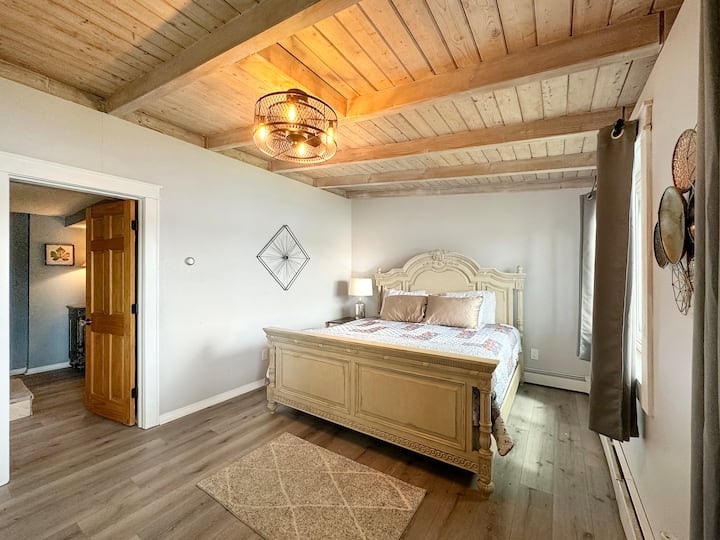 Chambre au rez-de-chaussée avec lit King Size et vue sur le lac !