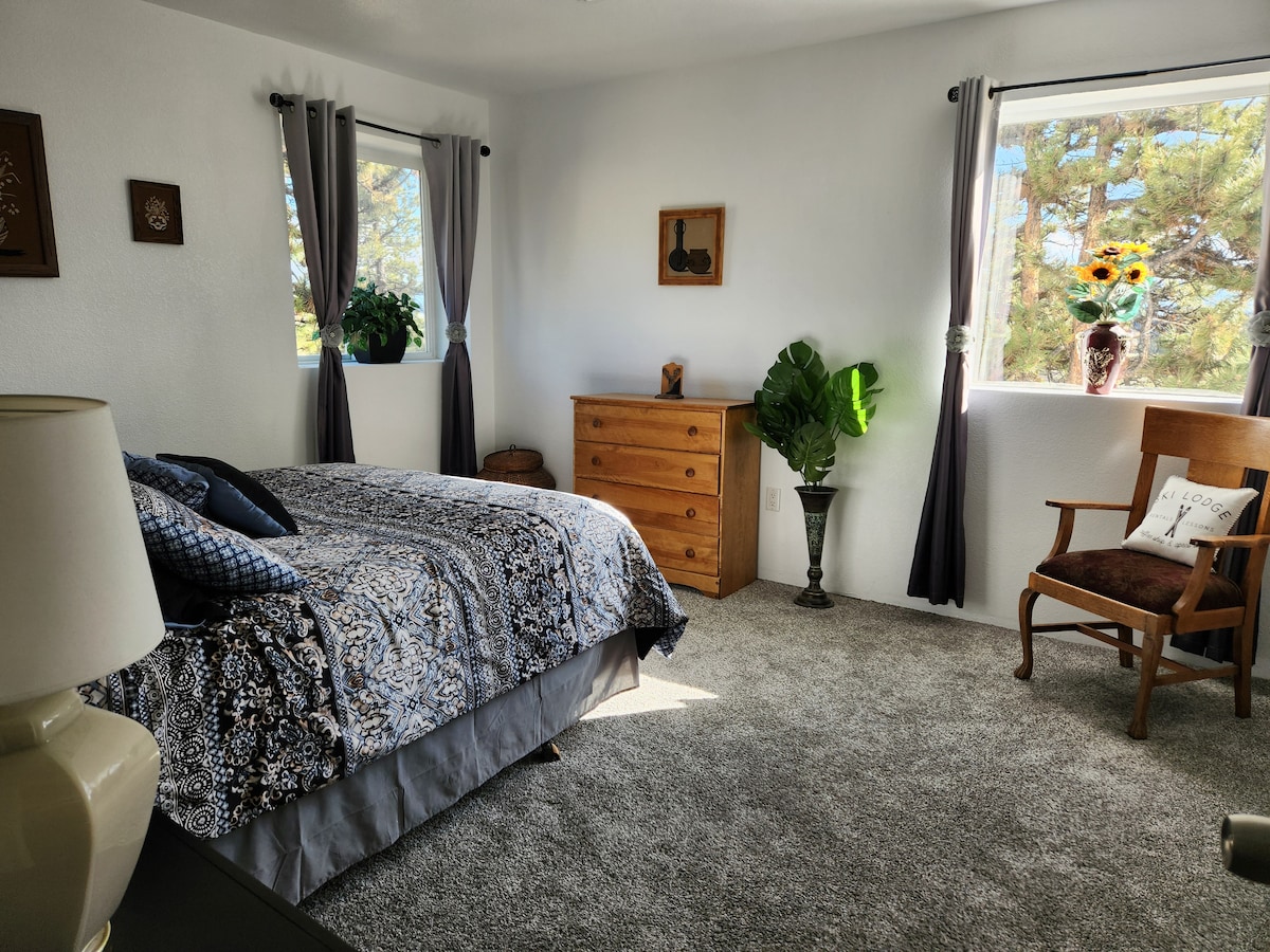 Priestranná spálňa s manželskou posteľou 