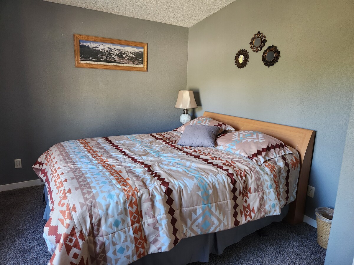 Posteľ s manželskou posteľou Queen