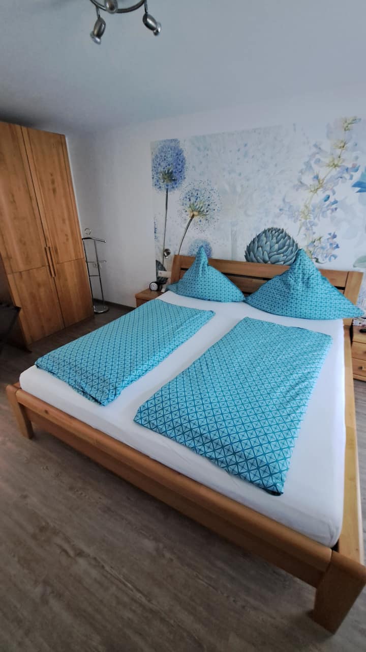 Vyumba vya kulala nambari 1 kwenye ghorofa ya kwanza na mlango wa kuingia kwenye bustani.  Katika chumba hiki cha kulala, inawezekana kuweka kitanda cha mtoto. 