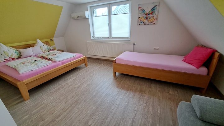 Chumba cha 3 cha kulala kwenye ghorofa ya juu kuanzia watu 5 -6. 