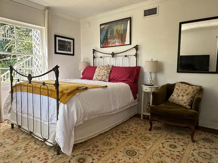 Quiet Studio Atop Laurel Canyon, Hollywood Hills - West Hollywood, CA