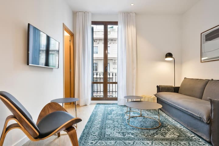 Vale Suite 102: 2-Bed Flat with Balcony & Terrace