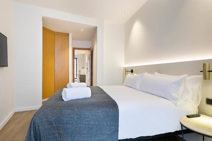 تحتوي غرفة النوم الرئيسية في فيل على كل ما تحتاجه للراحة الجيدة: مساحة واسعة مع خزانة ملابس كبيرة وسرير كبير مع فراش وستائر غير شفافة وتلفزيون. 