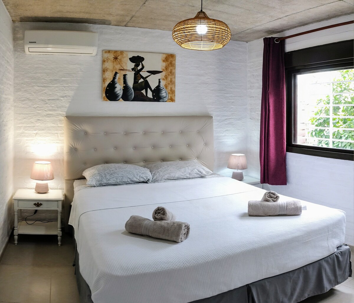 מיטה זוגית בגודל קווין סייז, חדשה לגמרי.  תיהנו מהנוחות!!!. מושלם למנוחה נינוחה, הוא מציע תמיכה יוצאת דופן ורכות מרופדת. אידיאלי לזוגות או למטיילים, מבטיח שנת לילה ללא תחרות.