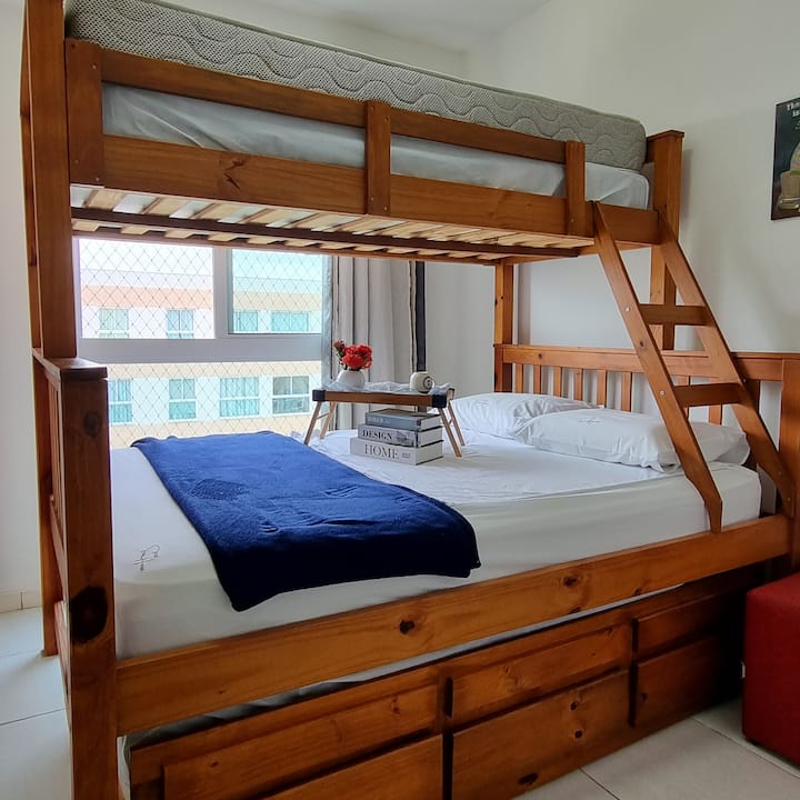 Triliche, composto de 1 cama de casal e 2 de solteiros (sendo 1 cama acima e outra abaixo da cama de casal).