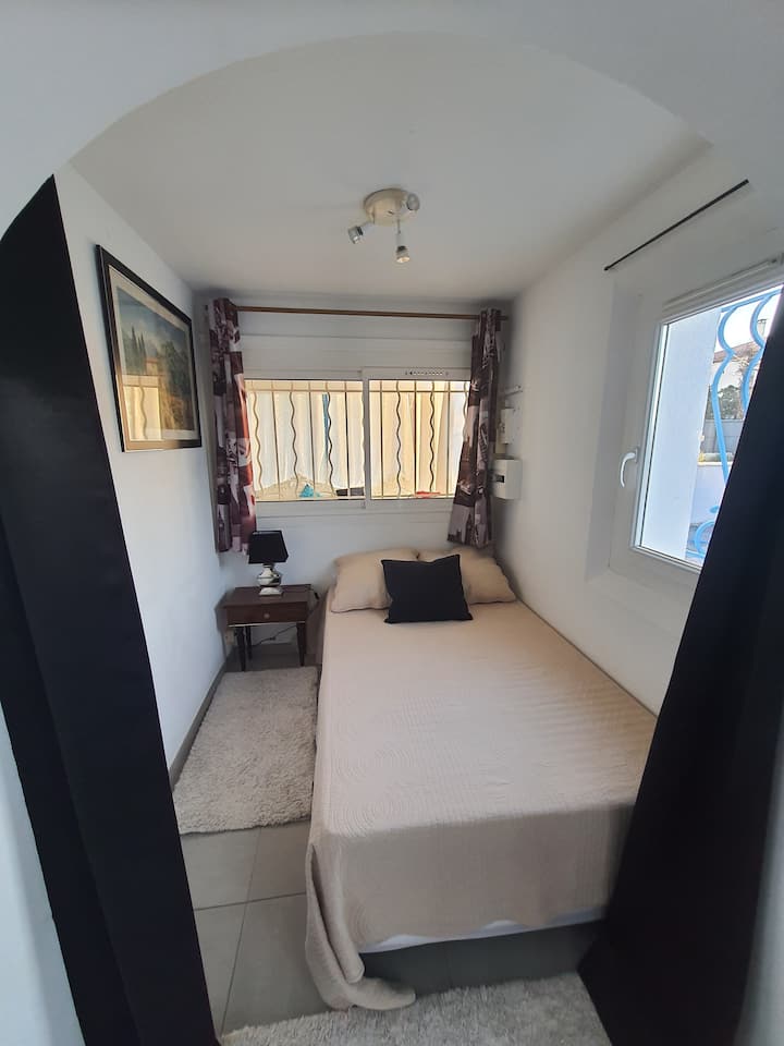 habitación de la planta baja con cama de 120