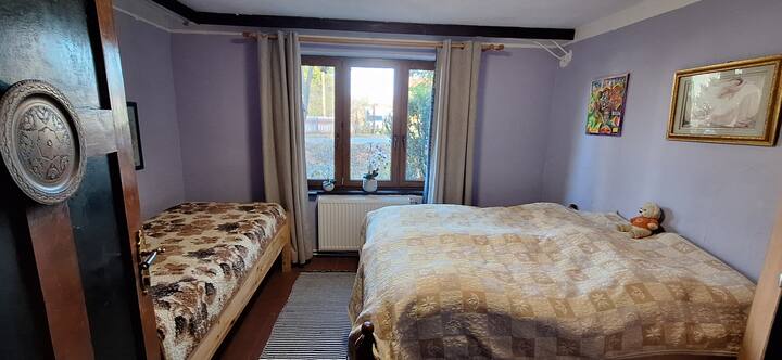 Chumba kikubwa cha kulala kwenye ghorofa ya chini kwa watu 3