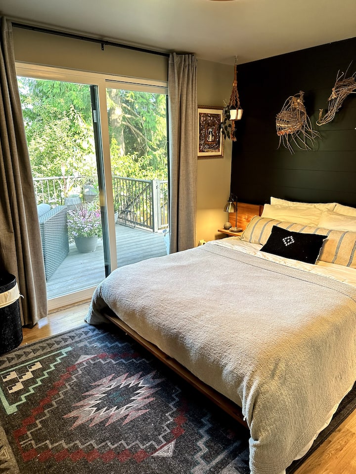Este dormitorio tiene una cama tamaño queen, acceso a la terraza, armario, TV, escritorio, cargadores universales de teléfono, cristalería y una Alexa. 