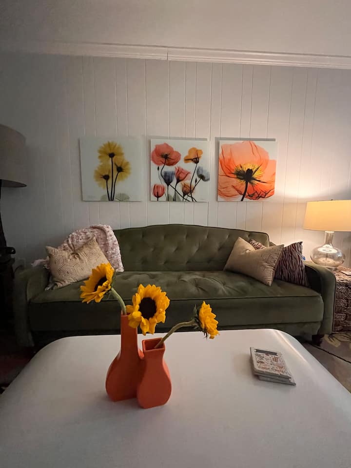 El sofá estudio se pliega hasta convertirse en un colchón de tamaño completo.