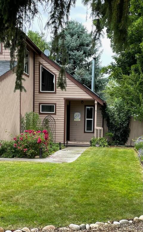 Country Charm in the Heart of Downtown Eagle, ID