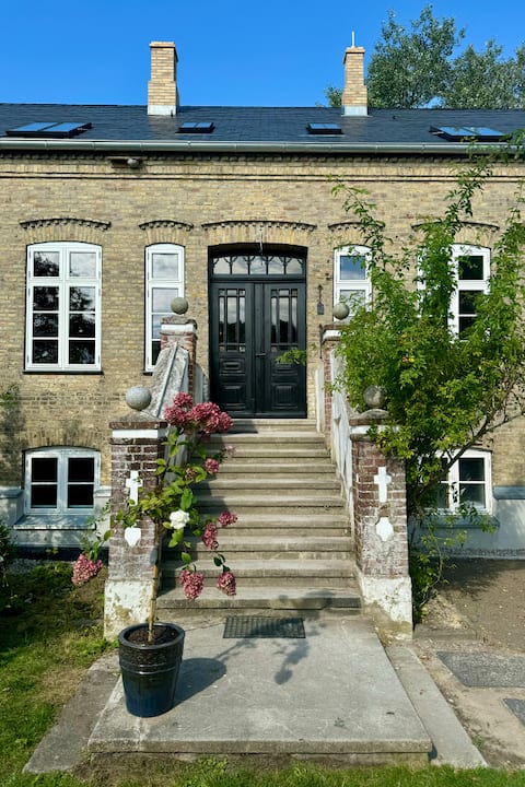 Entire historical captain's house