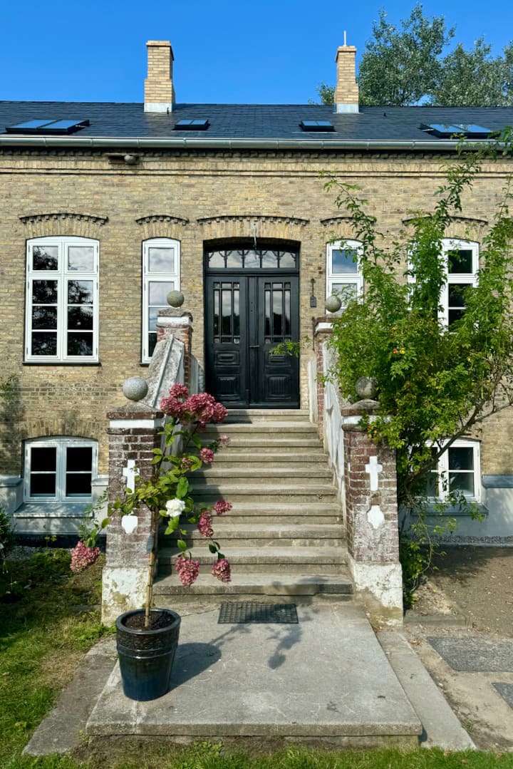 Entire historical captain's house
