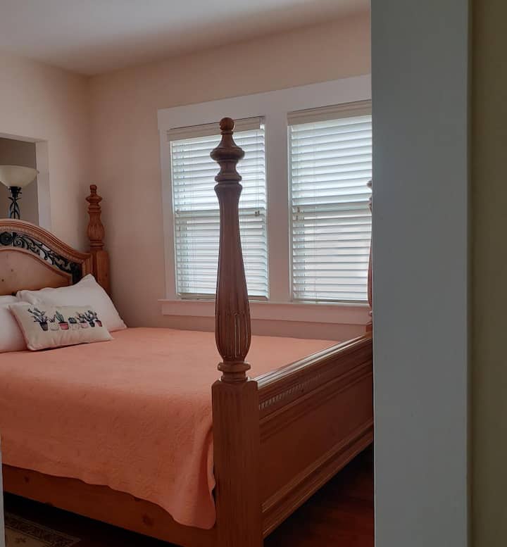 Cama tamaño queen en una habitación separada que incluye un armario.