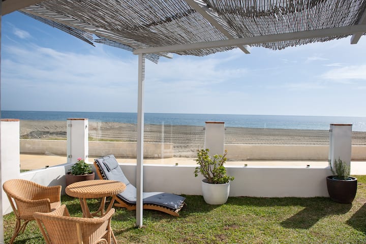 Siente El Placer De Elegir Bien A Pie De Playa - Estepona