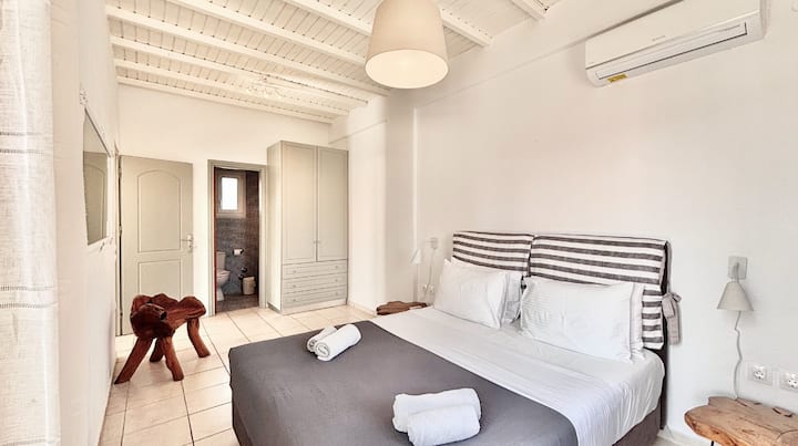 Dormitorio con baño privado