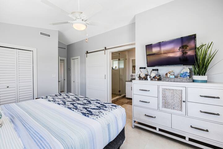 Dhoma kryesore e gjumit në katin e 3-të me banjë kryesore të mrekullueshme me dush gjigant. 