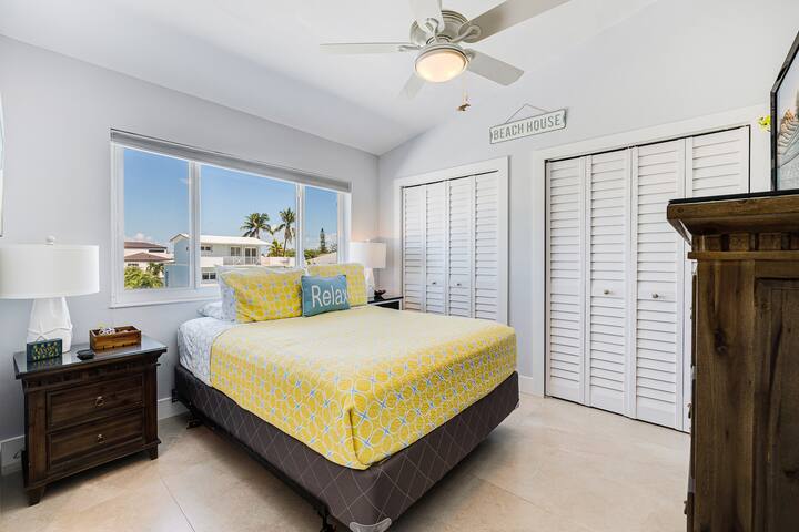 Dhomë gjumi në katin e 3-të me krevat dopio "queen", banjë private dhe dollapë të mëdhenj 