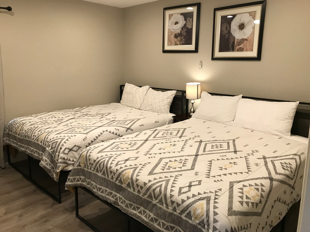 Spavaća soba za goste s dva bračna kreveta