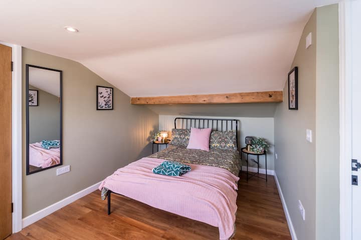 Táto izba na 1. poschodí má krásny výhľad na prednú stranu domu a má veľkú vlastnú kúpeľňu (Kúpeľňa 2) s plne vybavenou kúpeľňou, WC, umývadlom na ruky a sprchou v mokrej izbe.