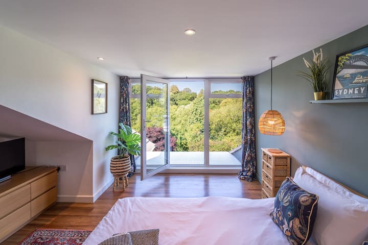 Spálňa 1 sa nachádza na 1. poschodí a je to krásny pokojný priestor. S výhľadom na lesy za ním a je vybavená krásnou vlastnou kúpeľňou (kúpeľňa 1), ktorá poskytuje plnú vaňu, sprchu, WC a umývadlo na ruky.