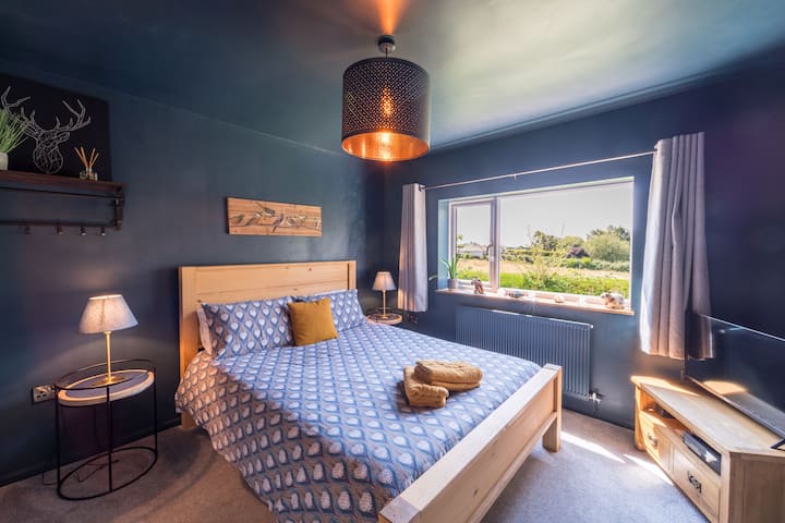 Tiež známa ako Den Room.  Nachádza sa na prízemí a je vybavený naozaj pohodlnou manželskou posteľou a televízorom a vždy sa ukazuje, že je medzi hosťami obľúbený. Nachádza sa tu aj krásny výhľad na okolité polia a lesy.