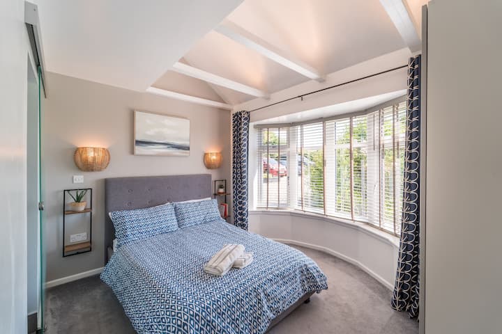 Nachádza sa na prízemí a je to krásna svetlá a vzdušná izba s užitočnou vlastnou kúpeľňou (kúpeľňa 4) s WC, sprchovacím kútom a umývadlom.