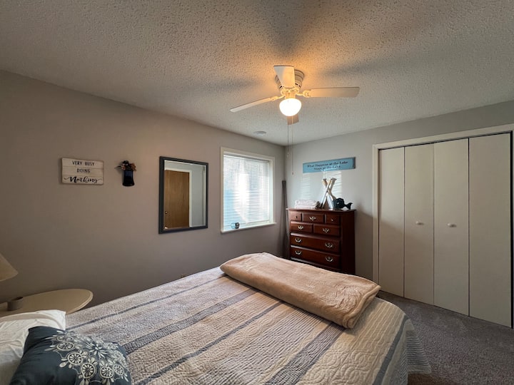 Drittes Schlafzimmer auf begehbarer Ebene mit Queensize-Bett.