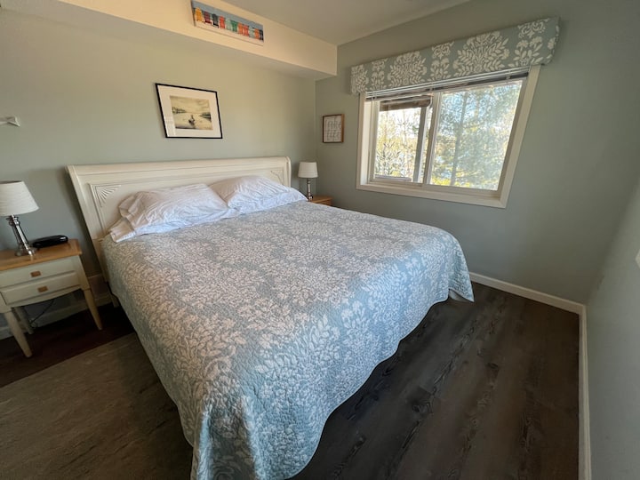 Zweites Kingsize-Bett auf begehbarer Ebene mit Blick auf den See.