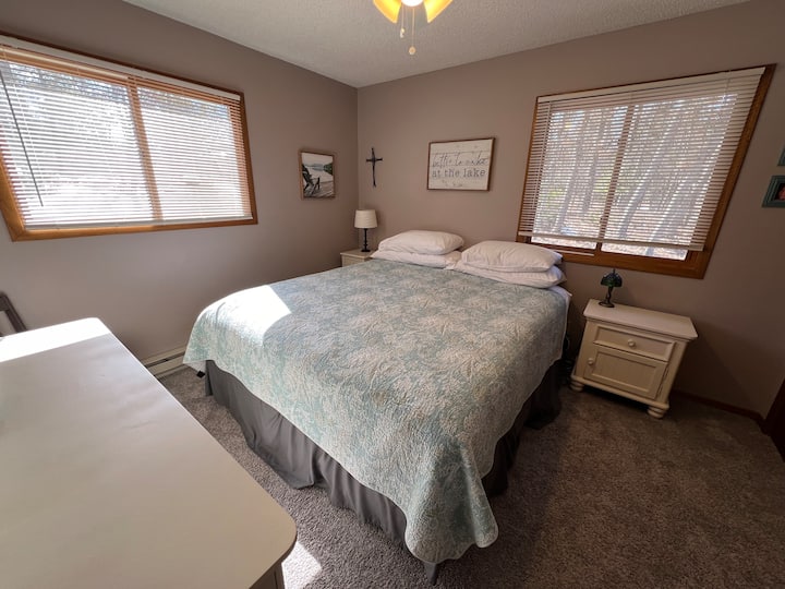 Doppelbett auf der Hauptebene.