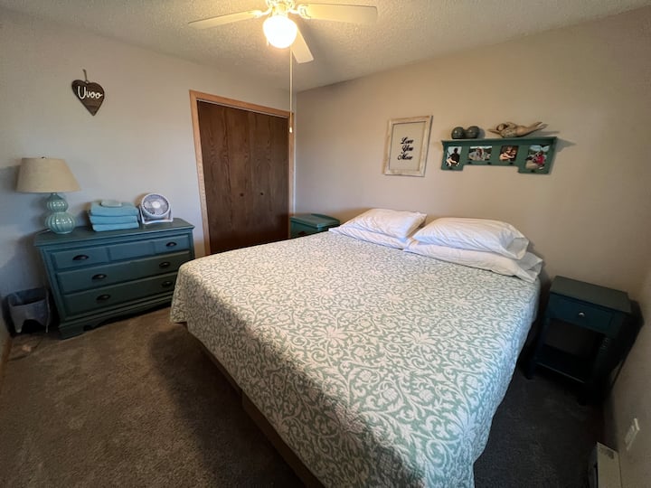 Kingsize-Bett auf der Walkout-Ebene mit Blick auf den See.