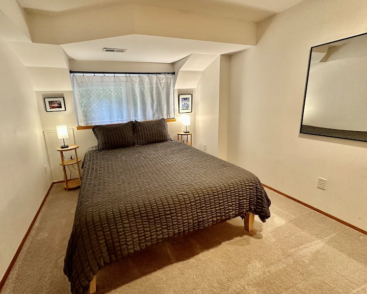 Tretia spálňa, nižšie poschodie s manželskou posteľou Queen, šatníkom, zatemňovacími tienidlami a závesmi na filtrovanie svetla. Dodatočné oddelené lôžko je k dispozícii na prípravu so žiadosťou.