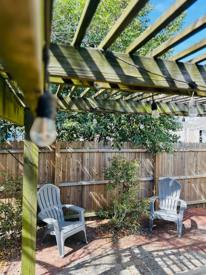 Townhouse in Savannah · 3 bedrooms · 4 beds · 2.5 private baths — photo 5