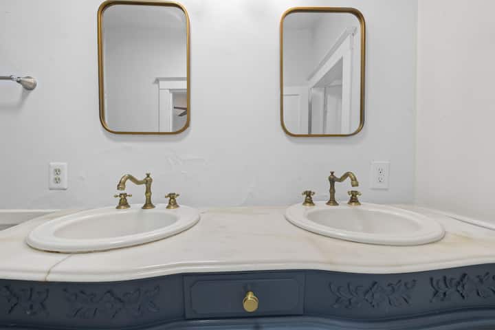 Townhouse in Savannah · 3 bedrooms · 4 beds · 2.5 private baths — photo 4