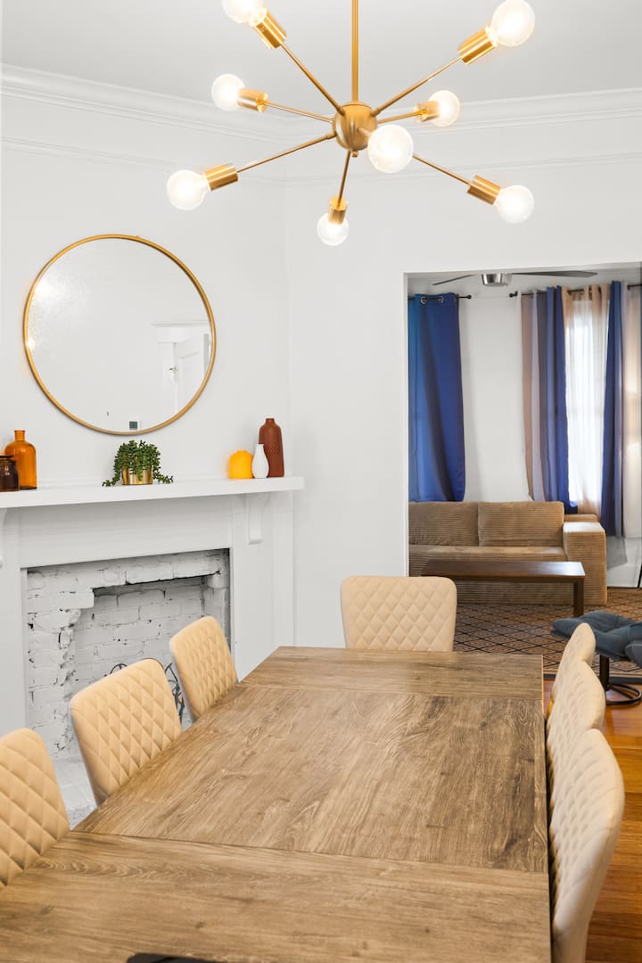 Townhouse in Savannah · 3 bedrooms · 4 beds · 2.5 private baths — photo 2