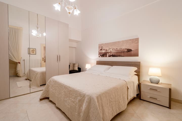 主卧，舒适的区域，深受房客喜爱，靠近卫生间 